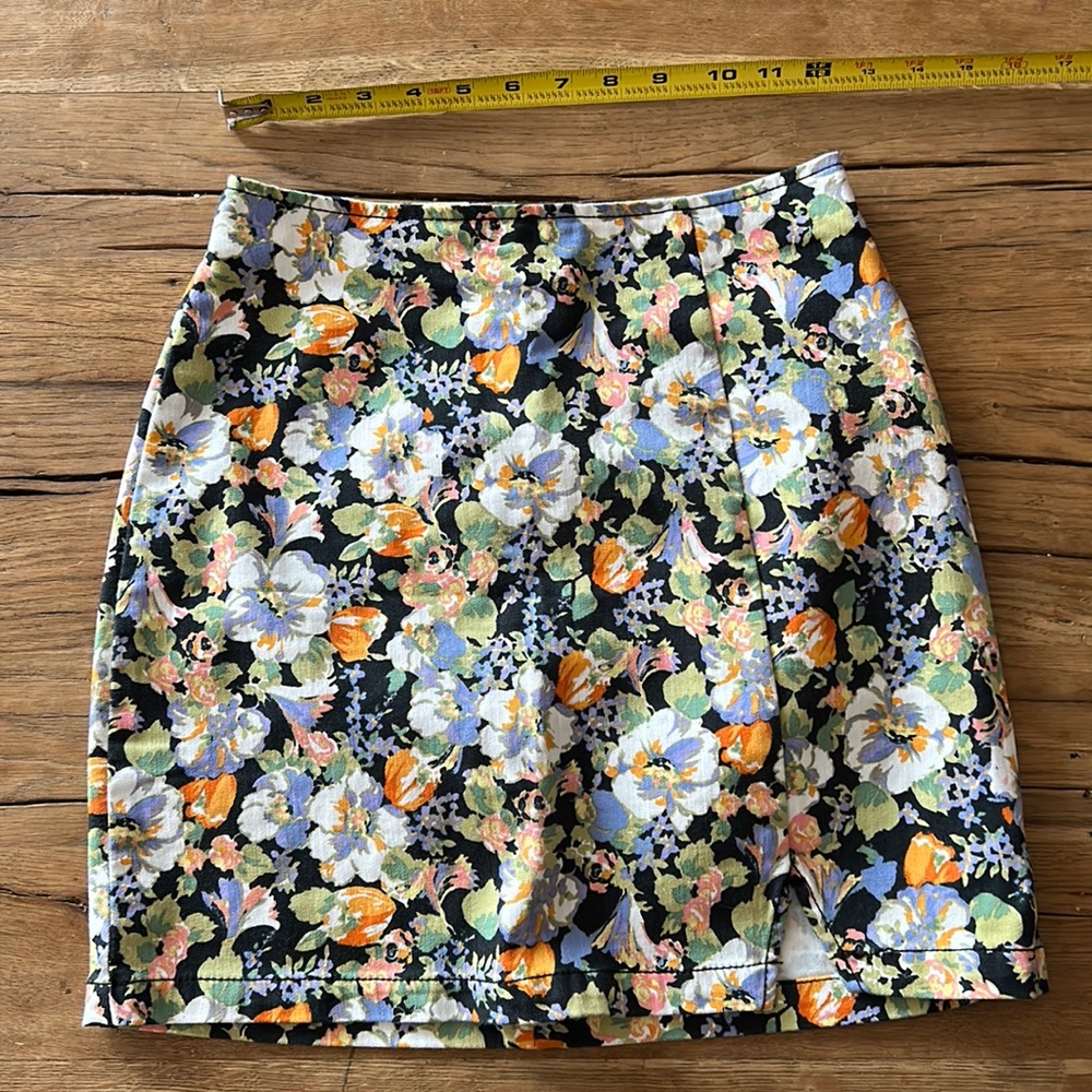 Adorable mini skirt slit wild fable floral black white green purple 0 xs - Picture 1 of 4